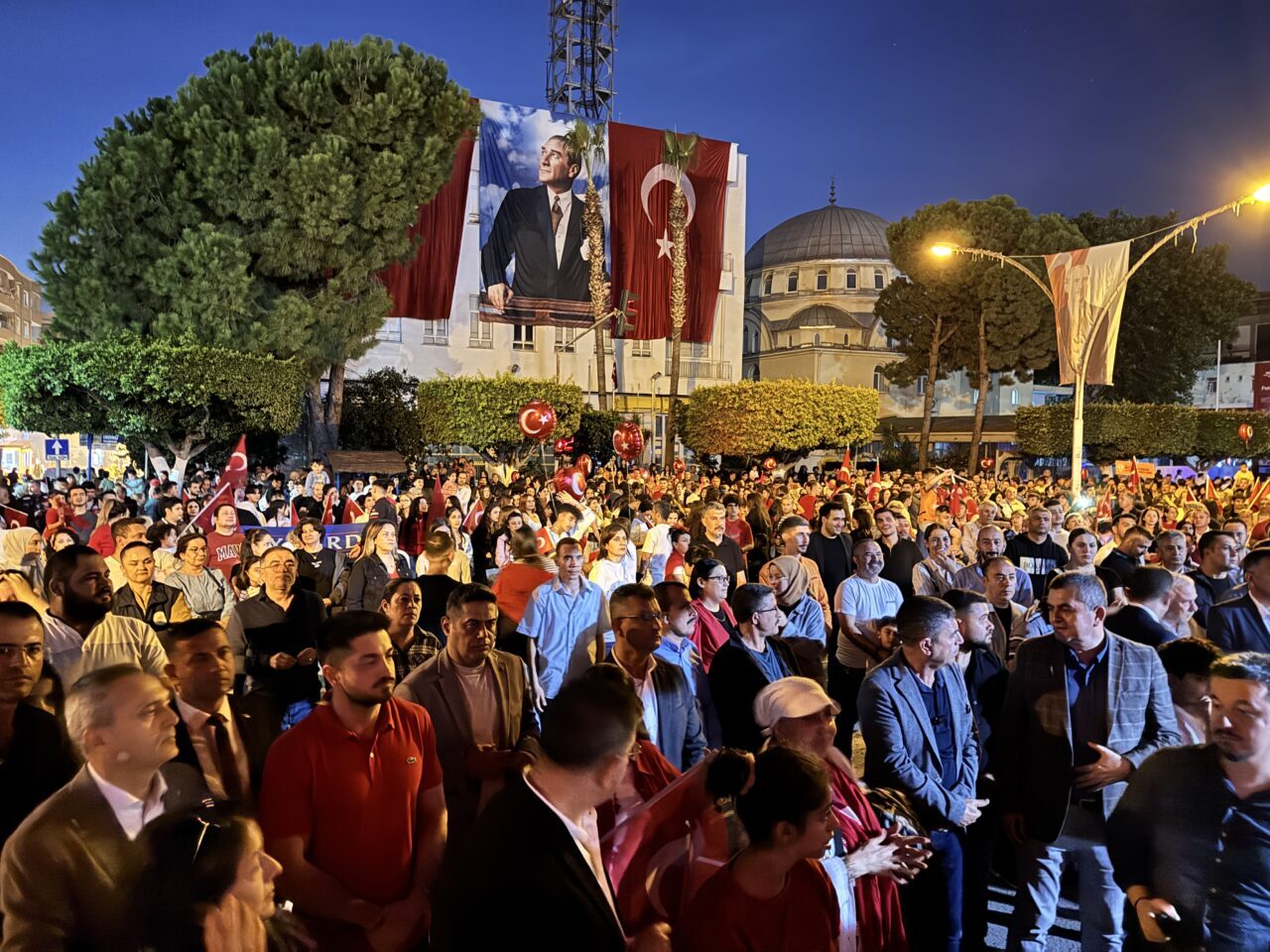 Hatay'ın Dörtyol ilçesinde Cumhuriyet'in 102. yıl dönümü dolayısıyla 400 metre