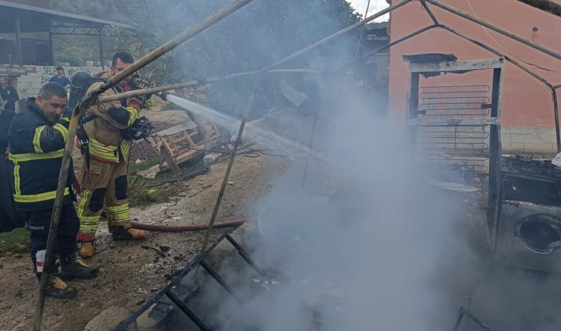 Hatay’ın Yayladağı ilçesinde müstakil evin bahçesindeki konteynerde çıkan yangında 1