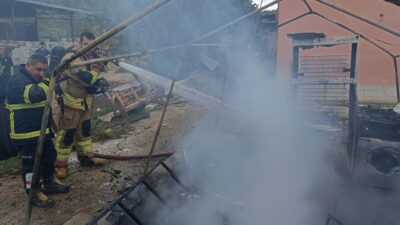 Hatay’ın Yayladağı ilçesinde müstakil evin bahçesindeki konteynerde çıkan yangında 1