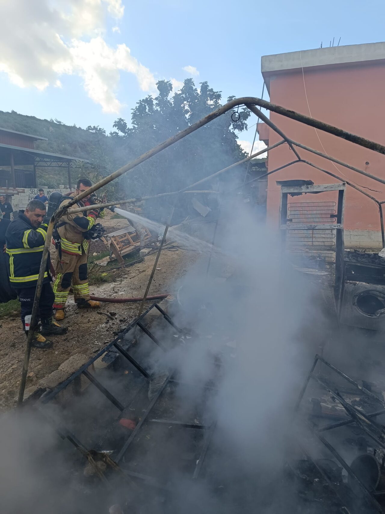 Hatay’ın Yayladağı ilçesinde müstakil evin bahçesindeki konteynerde çıkan yangında 1