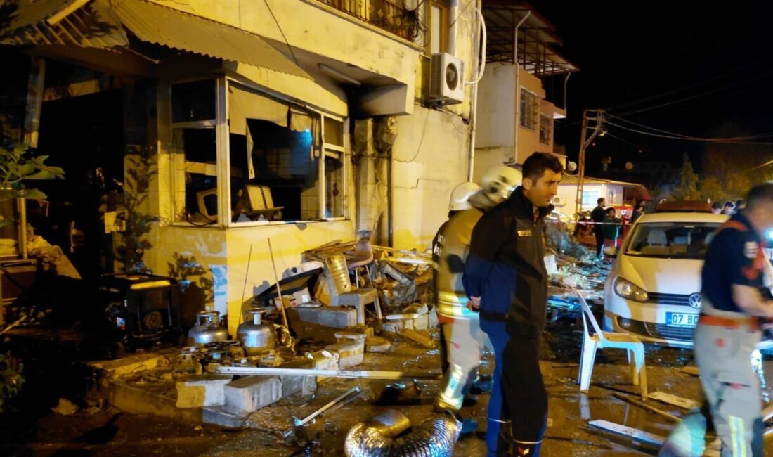 Hatay'ın Samandağ ilçesinde yangın çıkan ekmek fırınında meydana gelen patlama