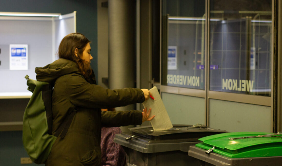  Hollanda'da düzenlenen genel seçimde oy verme işlemi başladı.