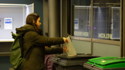  Hollanda'da düzenlenen genel seçimde oy verme işlemi başladı.