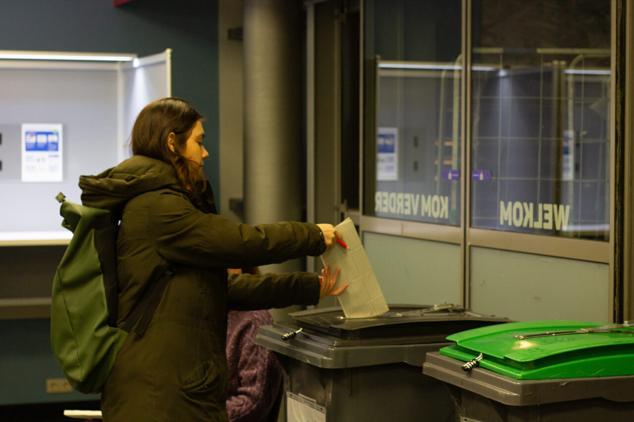  Hollanda'da düzenlenen genel seçimde oy verme işlemi başladı.