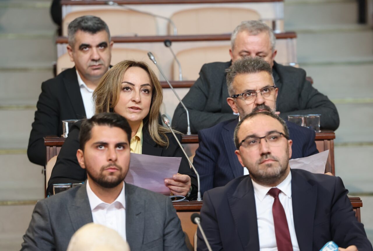 İstanbul Büyükşehir Belediye (İBB) Meclisinde, toplu taşıma duraklarındaki arızalı asansör