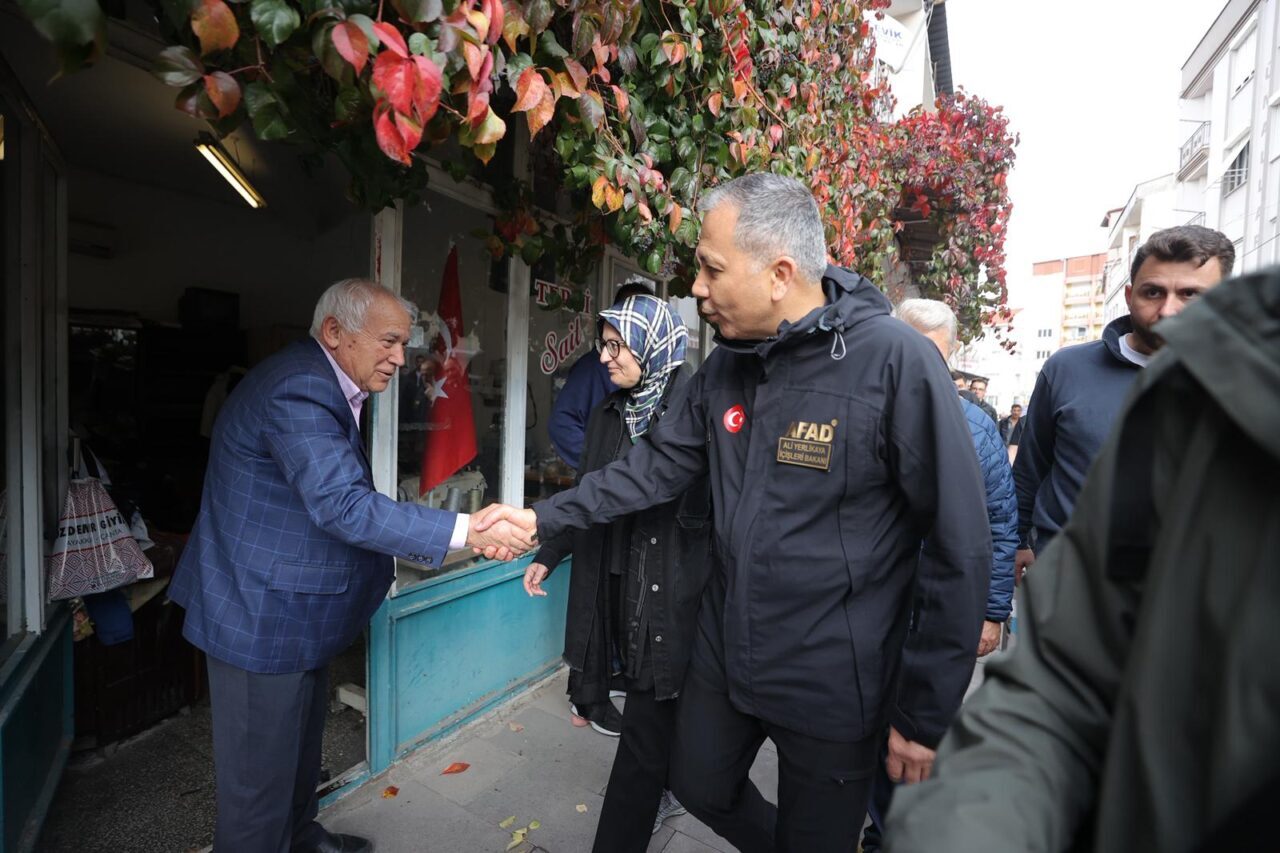 İçişleri Bakanı Ali Yerlikaya, Balıkesir'in Sındırgı ilçesinde meydana gelen 6,1