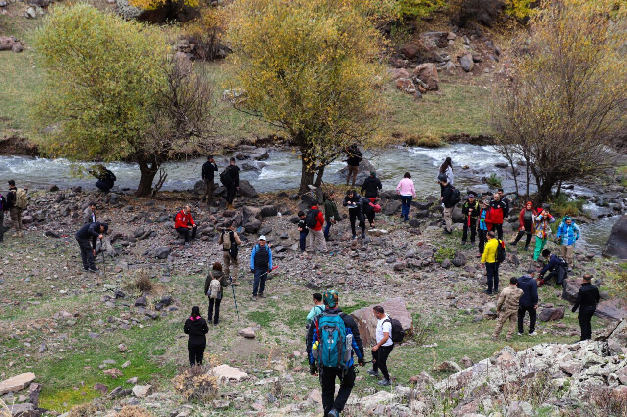 Iğdır'da Cumhuriyet'in ilanının 102. yılı dolayısıyla Üçkaya Vadisi'nde 102 kişinin