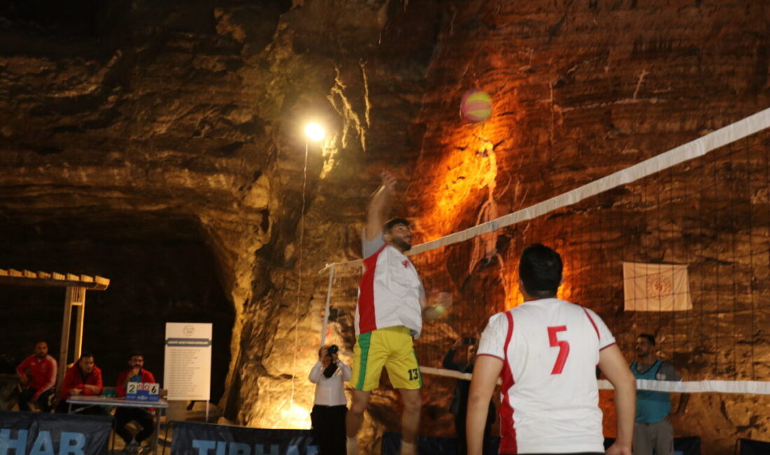 Iğdır'da, yer altındaki Tuz Mağaralarında "29 Ekim Cumhuriyet Bayramı Voleybol