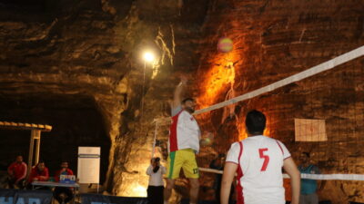 Iğdır'da, yer altındaki Tuz Mağaralarında "29 Ekim Cumhuriyet Bayramı Voleybol