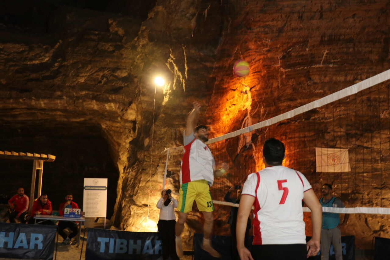 Iğdır'da, yer altındaki Tuz Mağaralarında "29 Ekim Cumhuriyet Bayramı Voleybol