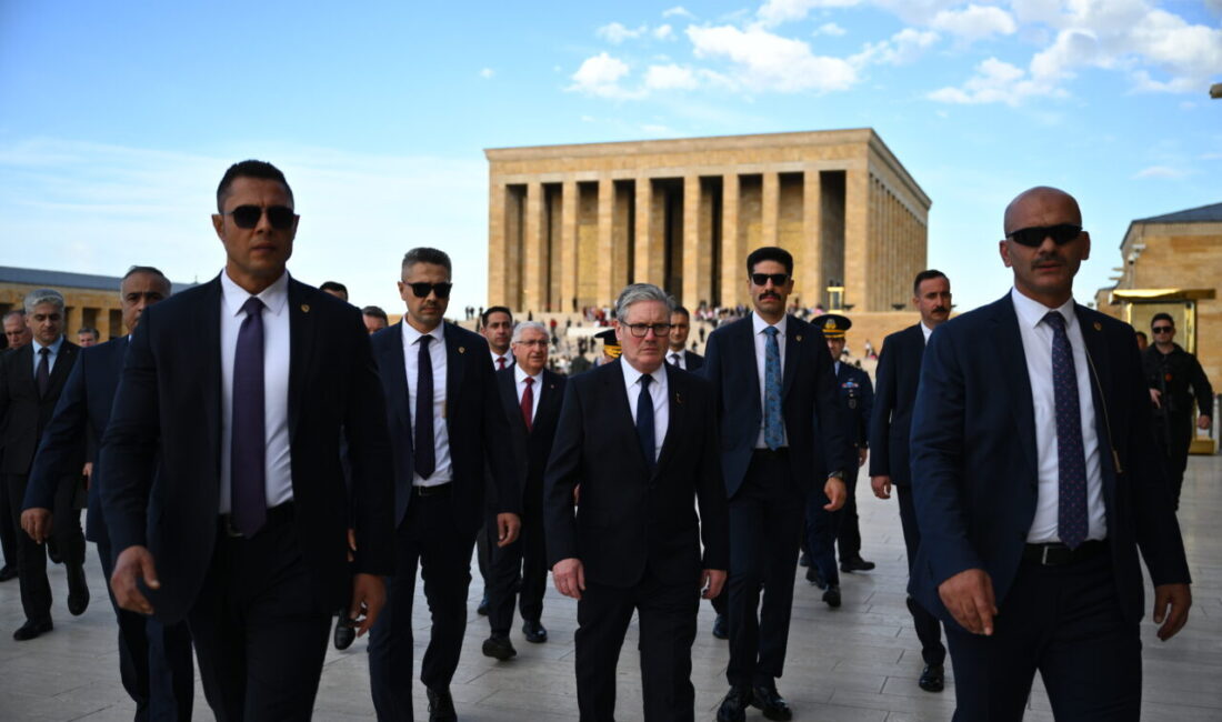 Resmi ziyaret için Türkiye'de bulunan İngiltere Başbakanı Keir Starmer, Anıtkabir'i