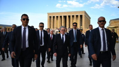 Resmi ziyaret için Türkiye'de bulunan İngiltere Başbakanı Keir Starmer, Anıtkabir'i