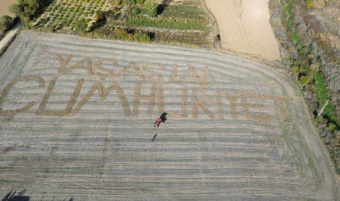  Isparta'nın Yalvaç ilçesinde yaşayan geç çiftçi, tarlasına traktörle "Yaşasın Cumhuriyet"
