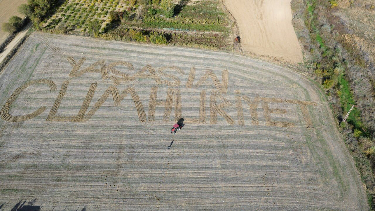  Isparta'nın Yalvaç ilçesinde yaşayan geç çiftçi, tarlasına traktörle "Yaşasın Cumhuriyet"