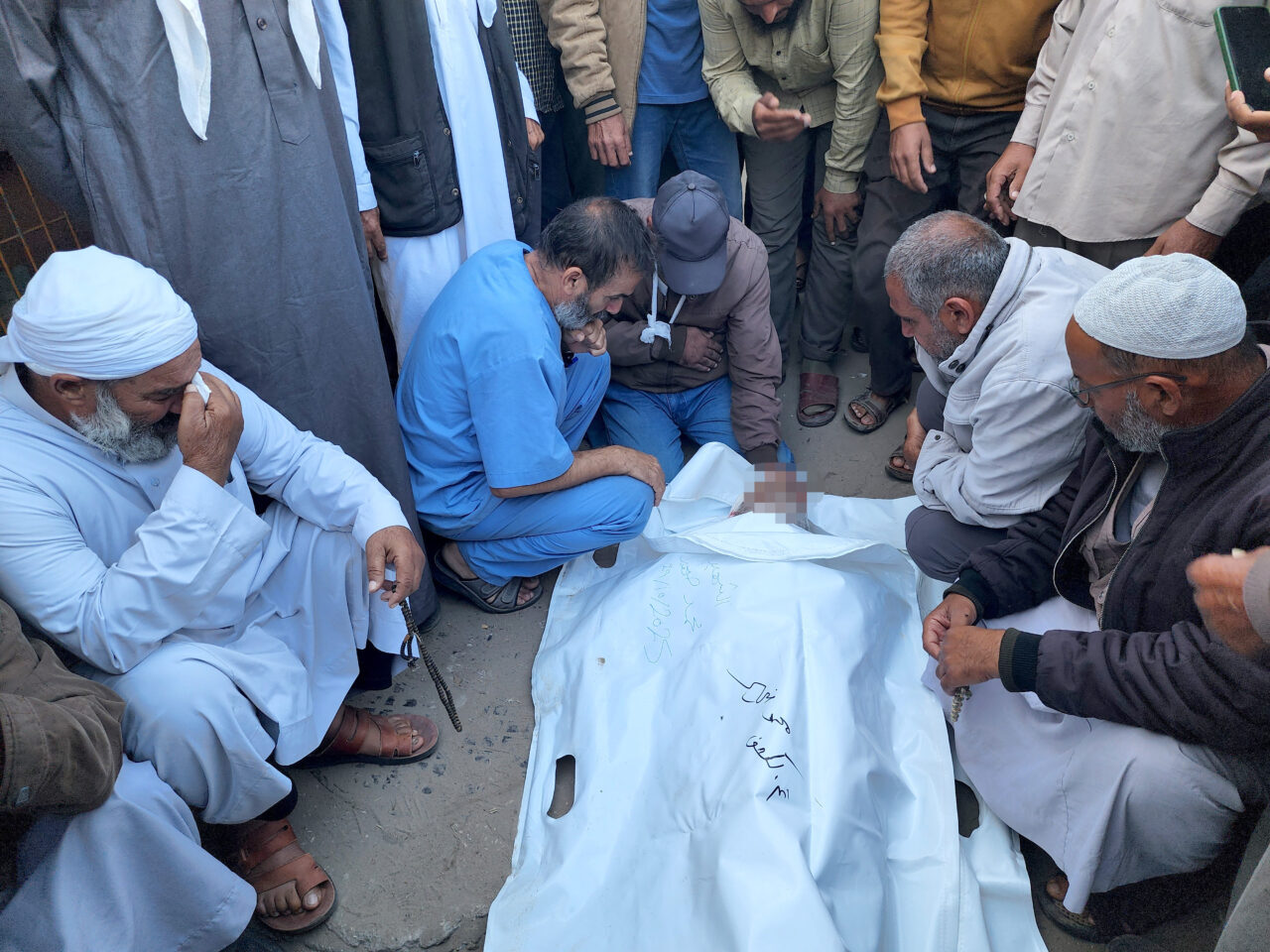 İsrail'in ateşkesi ihlal ederek dün akşam saatlerinden itibaren Gazze Şeridi'ne