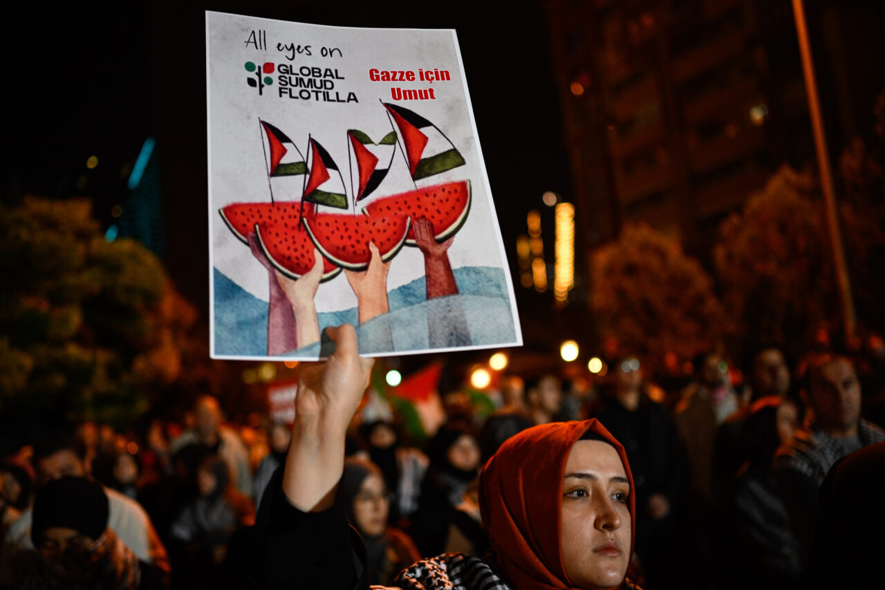  İsrail'in, insani yardım ulaştırmak için Gazze'ye yol alan Küresel Sumud