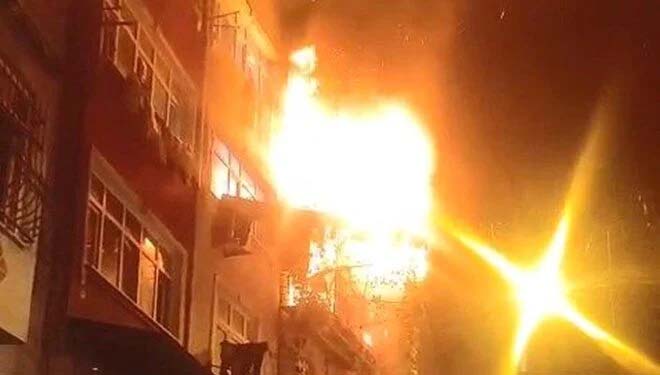 İstanbul’un Beyoğlu ilçesinde kız isteme töreni sırasında atılan havai fişekler