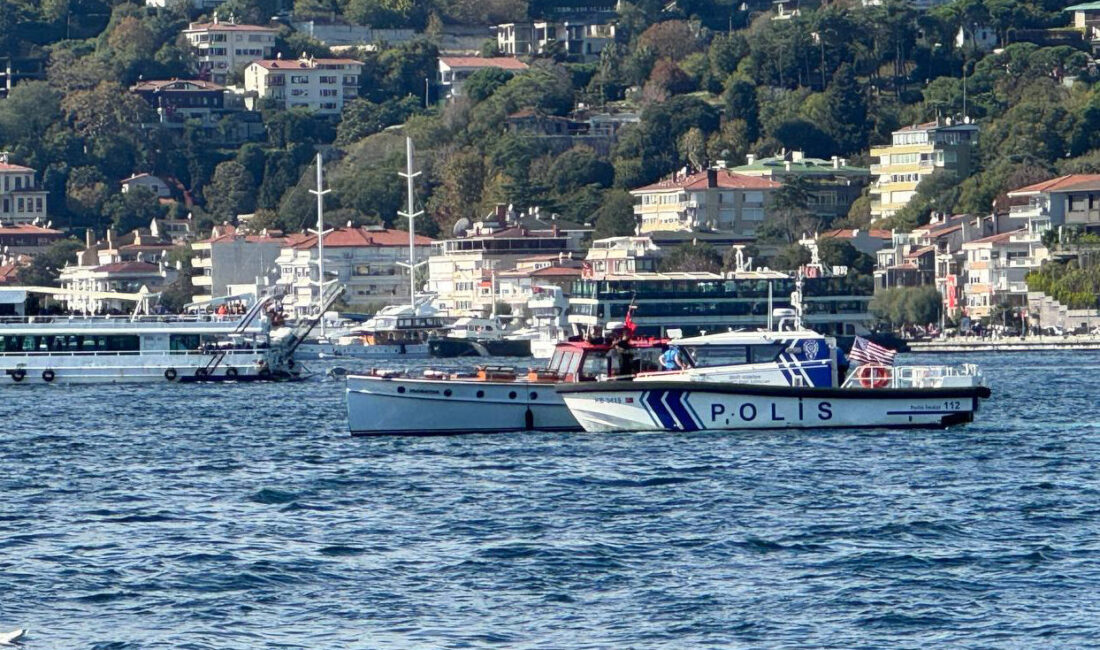 İstanbul Boğazı'nda tekne ile çarpışan kanodaki 4 kişi, deniz polisi