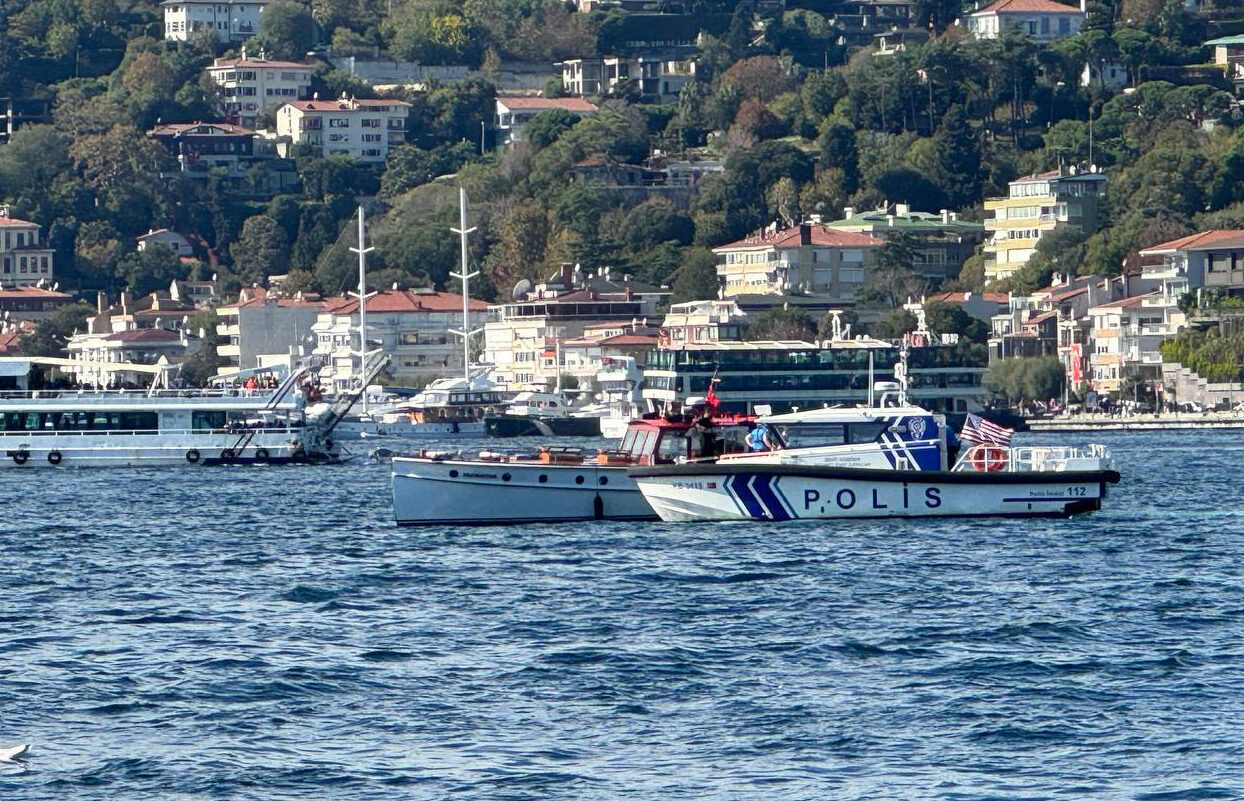 İstanbul Boğazı'nda tekne ile çarpışan kanodaki 4 kişi, deniz polisi