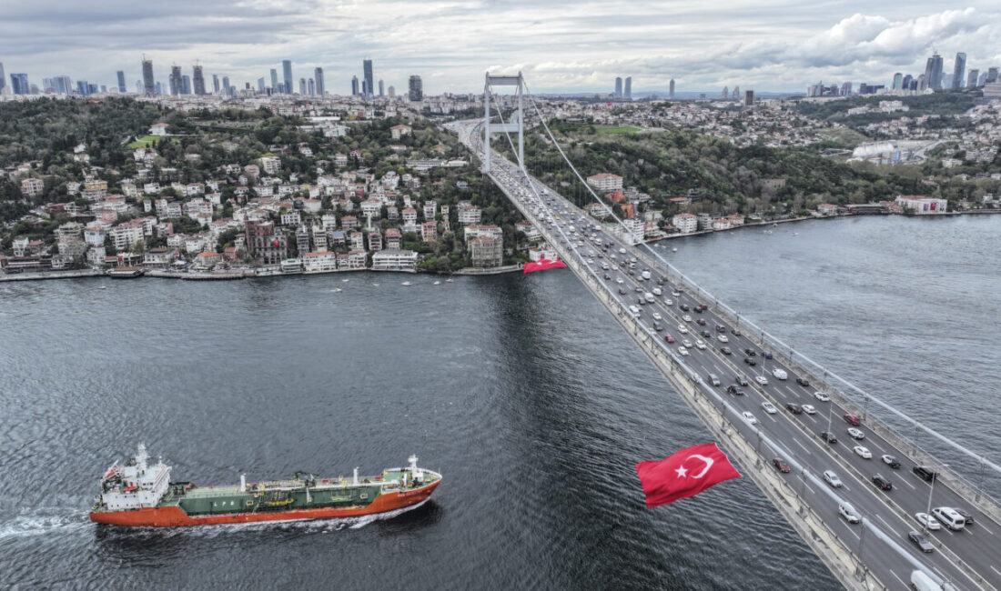 İstanbul Boğazı'ndaki köprülere, 29 Ekim Cumhuriyet Bayramı'nın 102. yıl dönümü