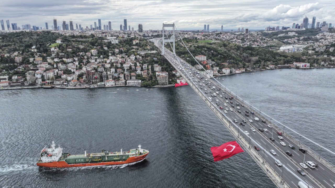 İstanbul Boğazı'ndaki köprülere, 29 Ekim Cumhuriyet Bayramı'nın 102. yıl dönümü