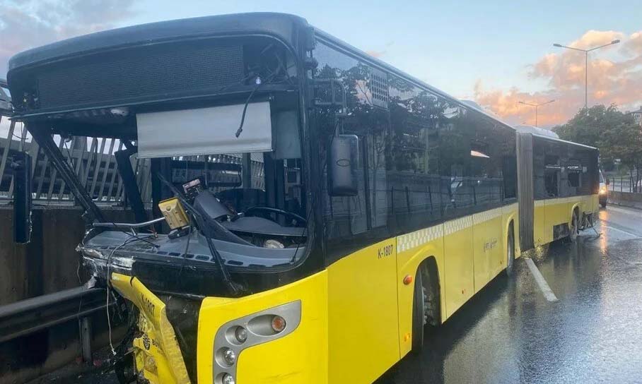 İstanbul Kadıköy’de 34 TR 0450 plakalı İETT otobüsü, sürücüsünün direksiyon