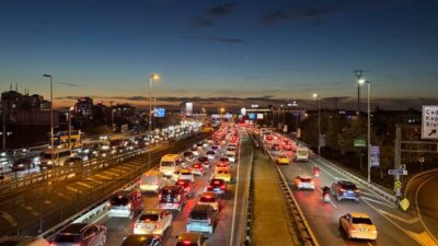  İstanbul'da, haftanın son iş gününde akşam saatlerinde ana arter, cadde