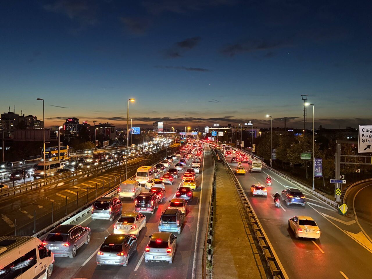  İstanbul'da, haftanın son iş gününde akşam saatlerinde ana arter, cadde