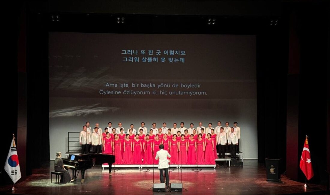  İstanbul'da Korea Grey Youth Choir tarafından Kore Savaşı'nın 75. yıl