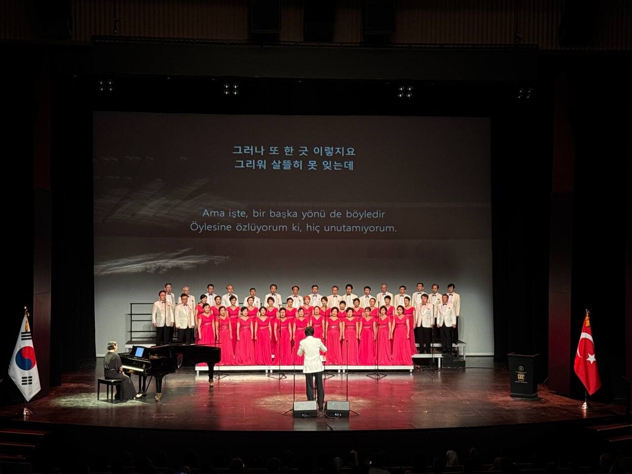  İstanbul'da Korea Grey Youth Choir tarafından Kore Savaşı'nın 75. yıl