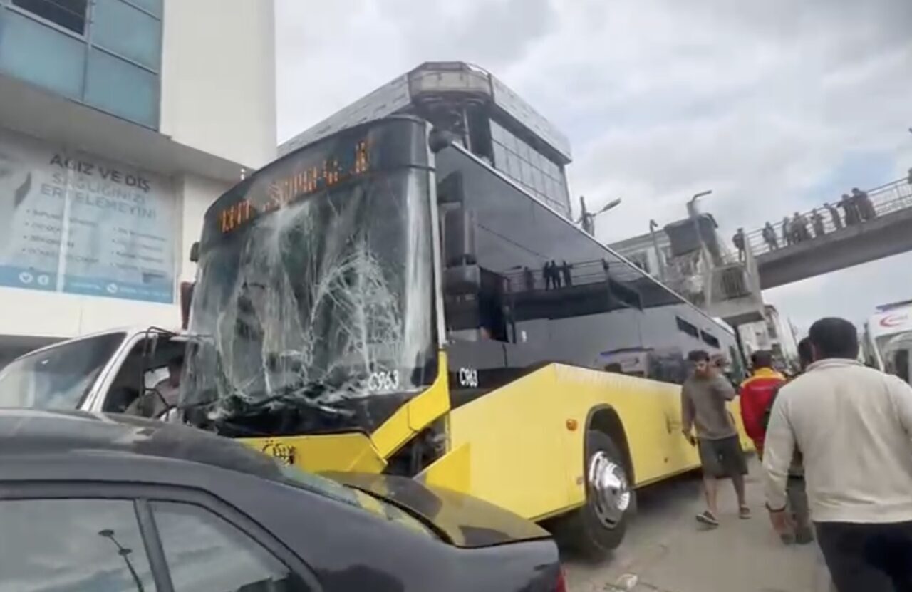 İstanbul Çekmeköy'de özel halk otobüsünün karıştığı zincirleme trafik kazasında 4
