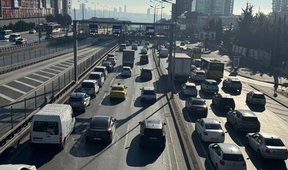 İstanbul Kağıthane'de motosiklet ile otomobil sürücülerinin yol verme nedeniyle kavga
