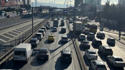 İstanbul Kağıthane'de motosiklet ile otomobil sürücülerinin yol verme nedeniyle kavga