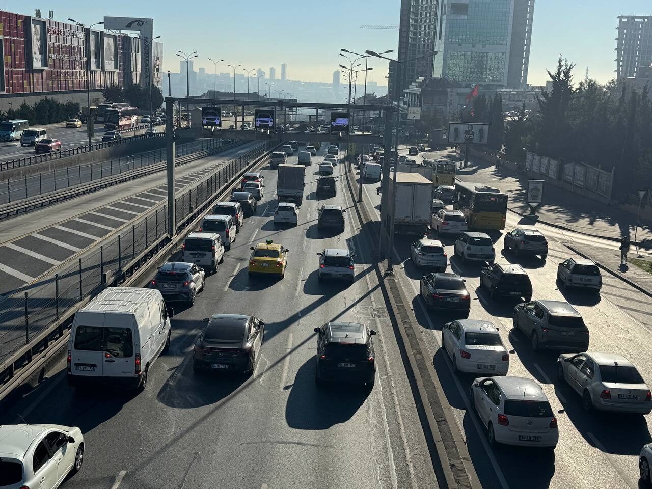 İstanbul Kağıthane'de motosiklet ile otomobil sürücülerinin yol verme nedeniyle kavga