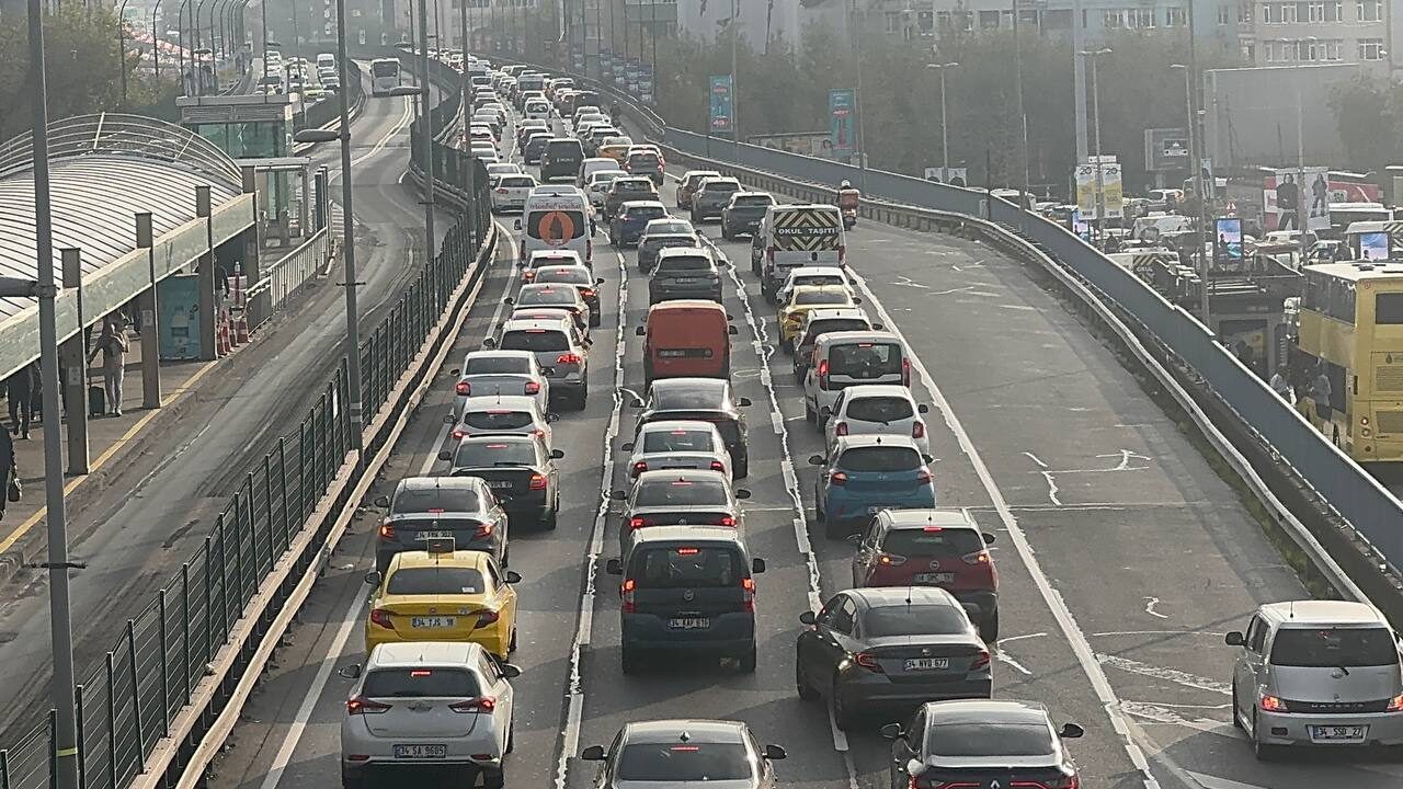 İstanbul'da, sabah saatlerinde ana arter, cadde ve ara yollarda trafik