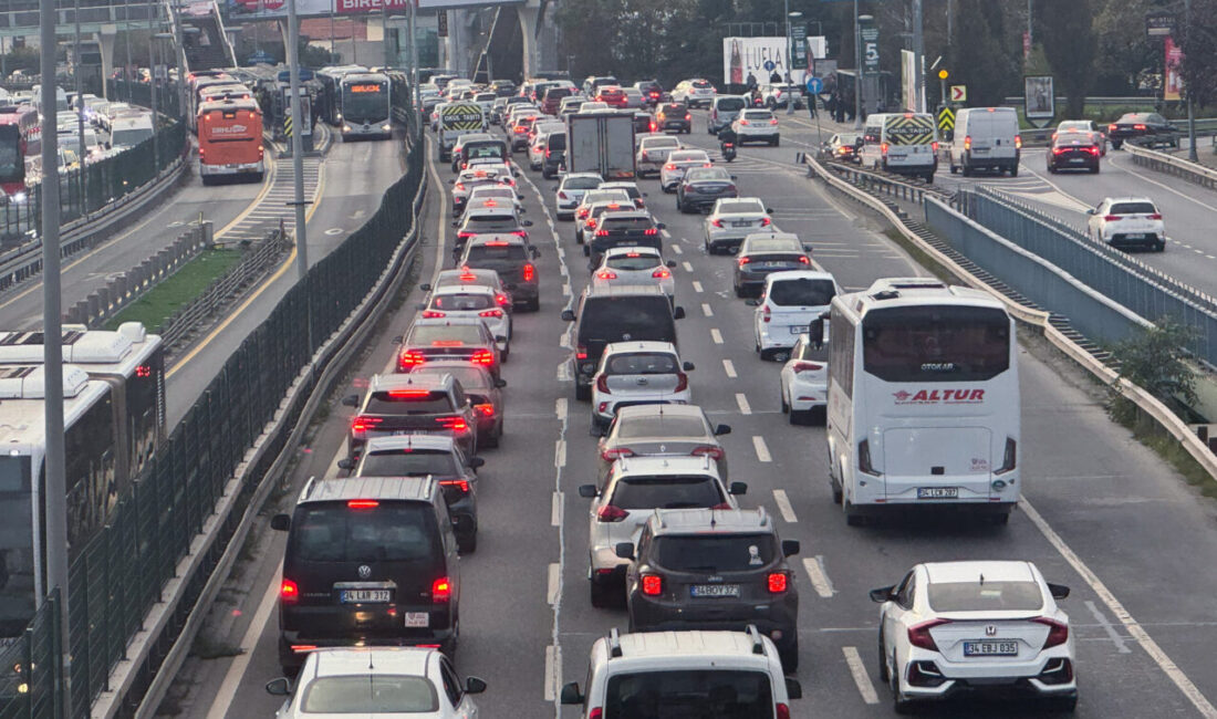 İstanbul'da, haftanın son mesai günü bitiminde ana arter, cadde ve