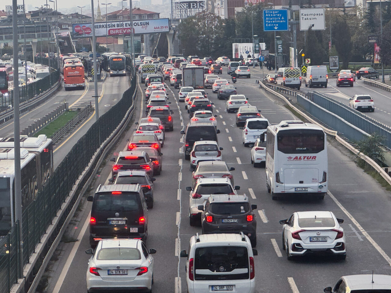 İstanbul'da, haftanın son mesai günü bitiminde ana arter, cadde ve
