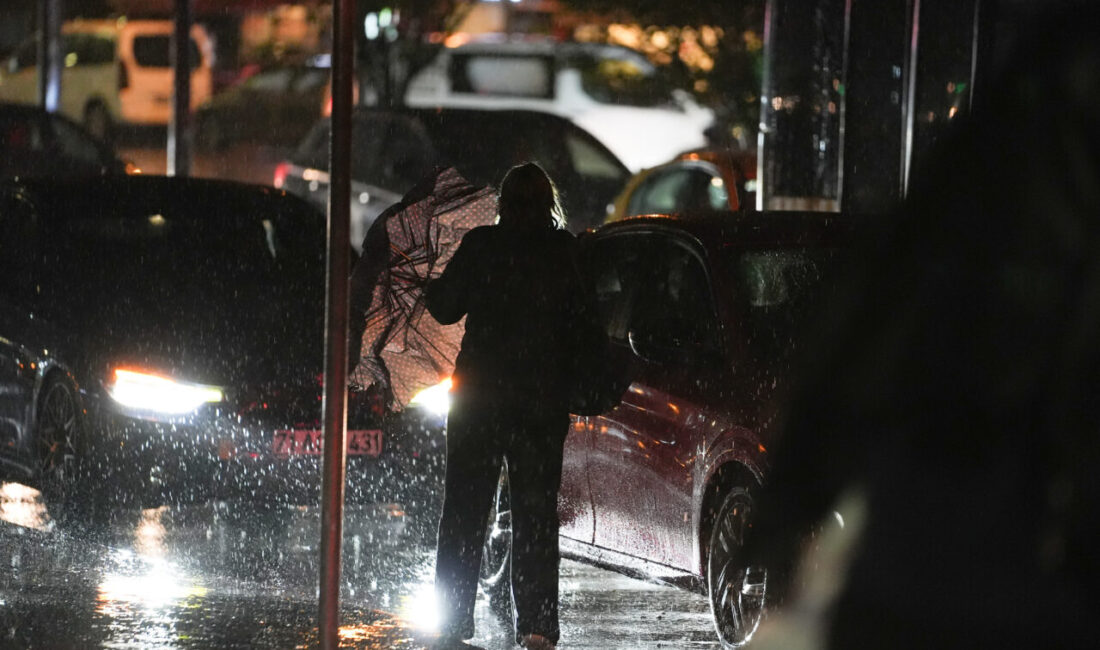  İstanbul'da bazı bölgelerde aralıklarla devam eden sağanak, hayatı olumsuz etkiledi.