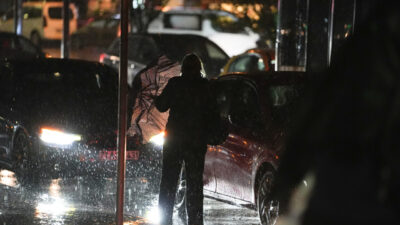  İstanbul'da bazı bölgelerde aralıklarla devam eden sağanak, hayatı olumsuz etkiledi.