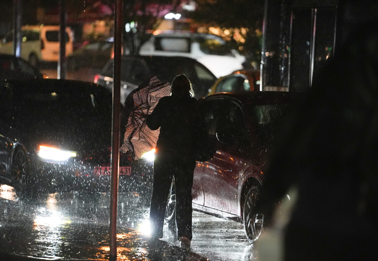  İstanbul'da bazı bölgelerde aralıklarla devam eden sağanak, hayatı olumsuz etkiledi.