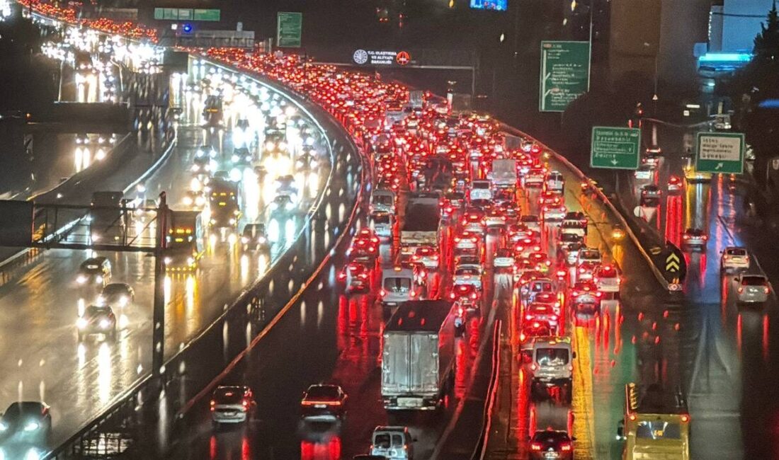  İstanbul'un bazı bölgelerinde akşam saatlerinde başlayan yağmur etkisini sürdürdü.