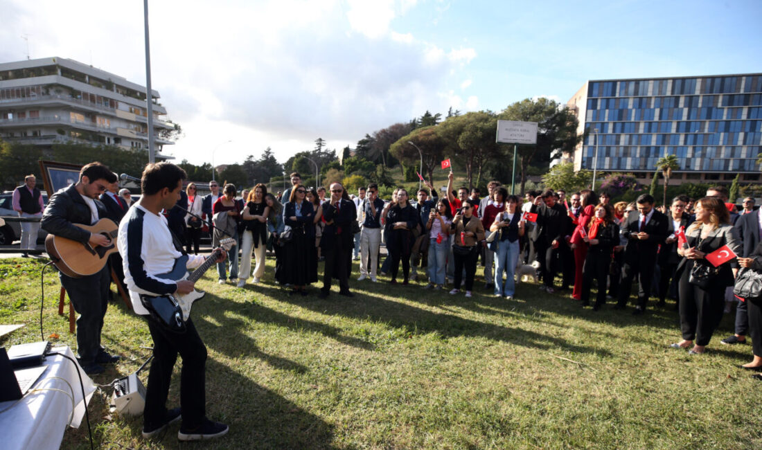  İtalya'da yaşayan Türk öğrenciler, Roma'da Cumhuriyet Bayramı'nı kutladı.