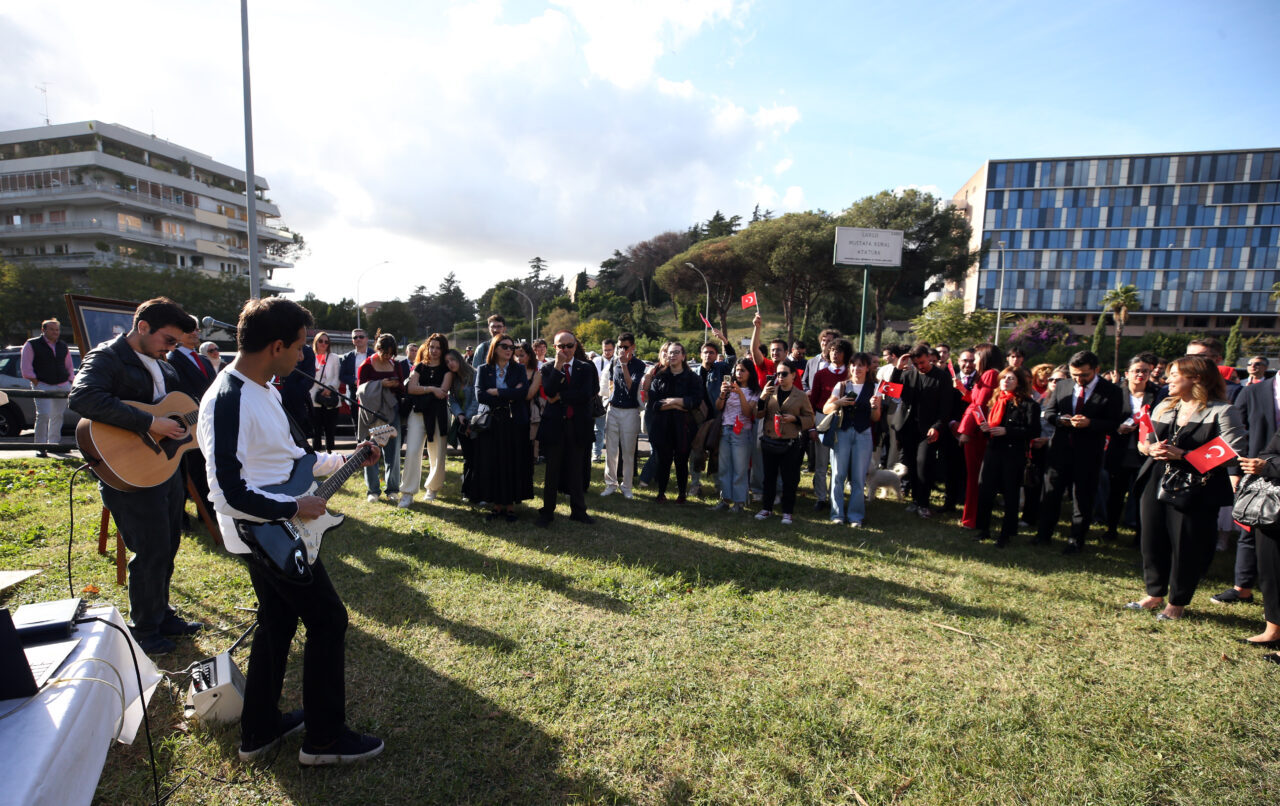  İtalya'da yaşayan Türk öğrenciler, Roma'da Cumhuriyet Bayramı'nı kutladı.
