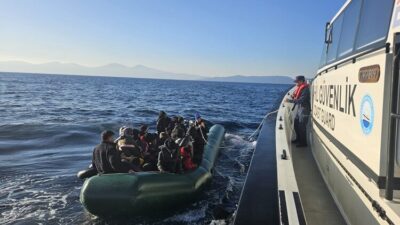  İzmir'de Dikili, Çeşme ve Menderes ilçeleri açıklarında 104 düzensiz göçmen
