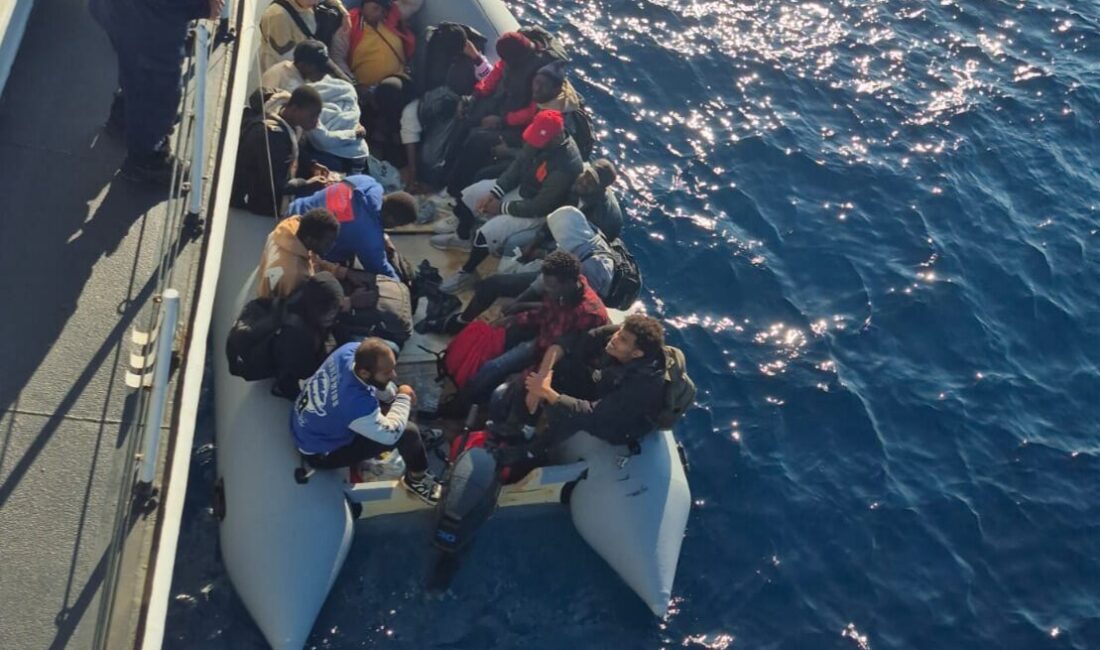  İzmir'in Dikili ilçesi açıklarında 17 düzensiz göçmen yakalandı.