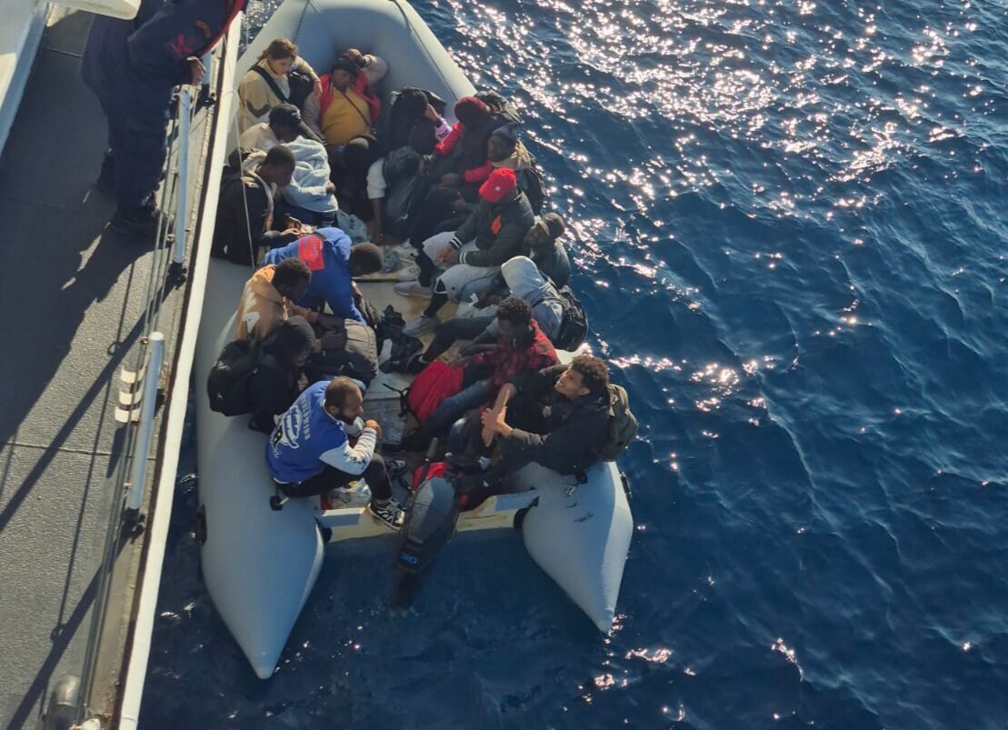  İzmir'in Dikili ilçesi açıklarında 17 düzensiz göçmen yakalandı.