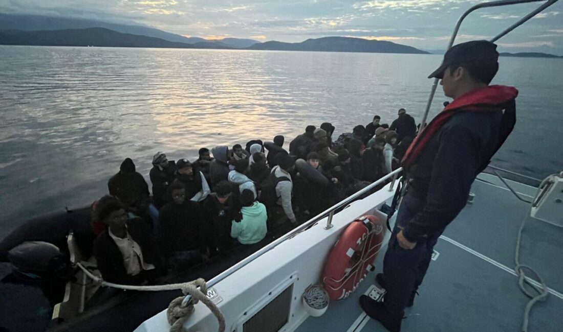 İzmir'in Karaburun ilçesi açıklarında motor arızası nedeniyle sürüklenen lastik bottaki