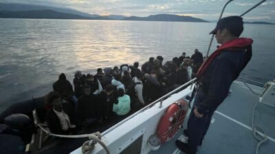 İzmir'in Karaburun ilçesi açıklarında motor arızası nedeniyle sürüklenen lastik bottaki