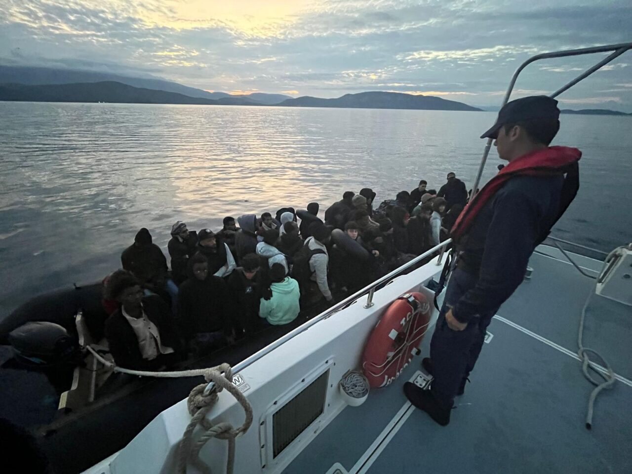 İzmir'in Karaburun ilçesi açıklarında motor arızası nedeniyle sürüklenen lastik bottaki