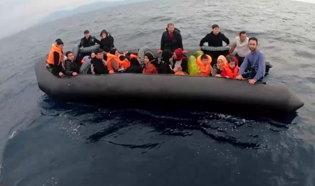  İzmir'in Çeşme ve Menderes ilçeleri açıklarında 18'i çocuk 52 düzensiz